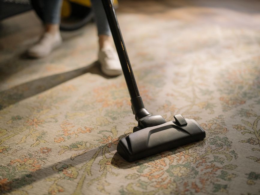 Thoroughly vacuuming a carpet floor